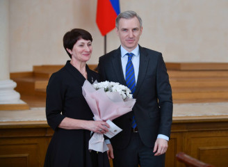 во время коллегии Минздрава Смоленской области губернатор Василий Анохин наградил специалистов, которые вносят большой вклад в развитие медицины в регионе - фото - 7